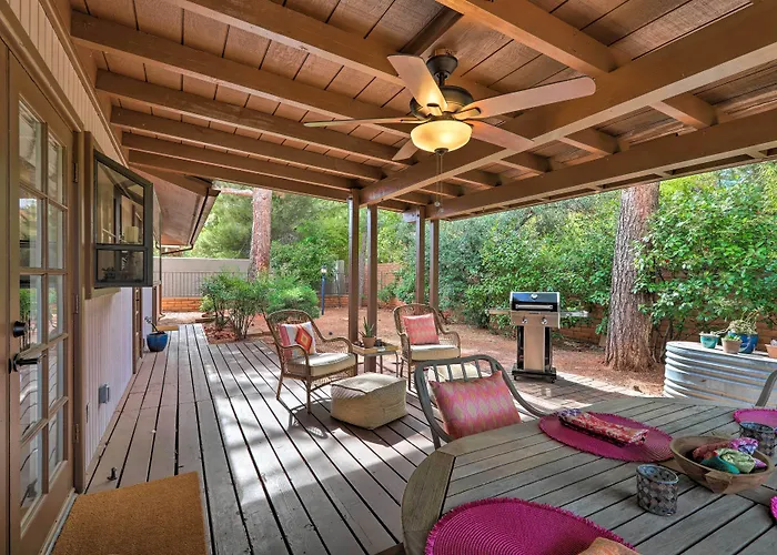 Red Rock Views: Modern Holiday home *